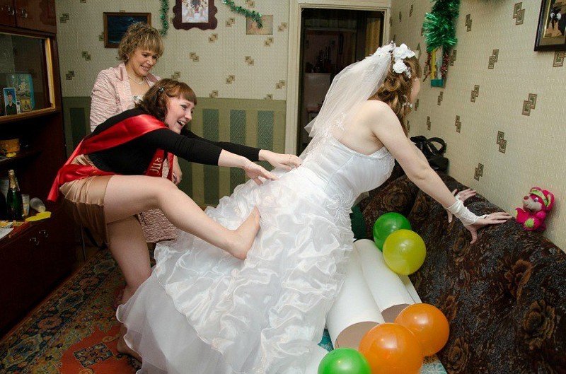 Примеряет свадебное платье после ебли фото