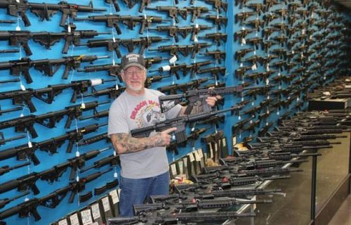 Самый вооружённый человек в США продолжает пополнять свою коллекцию оружия (10 фото)