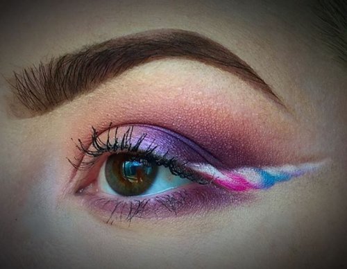 Новый модный тренд в Instagram: стрелки на глазах в виде рогов единорога (19 фото)