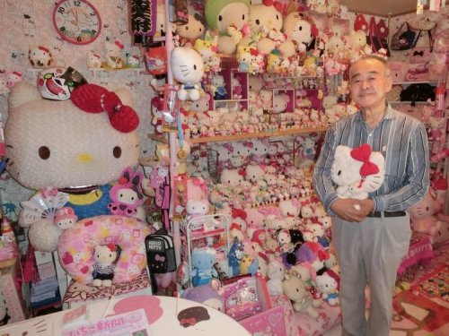 Самая большая в мире коллекция сувениров Hello Kitty принадлежит 67-летнему японцу (3 фото + видео)