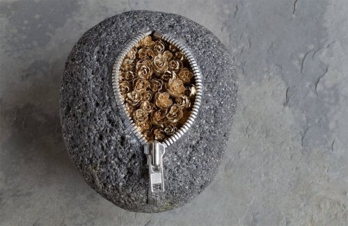 Речные камни-мешочки с неожиданным содержимым внутри от художника Хиротоси Ито (12 фото)