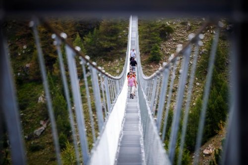 В Швейцарии построили самый длинный пешеходный подвесной мост в мире (6 фото)