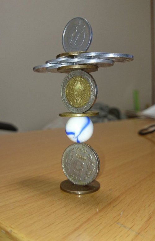 Невероятные конструкции из монет, бросающие вызов гравитации (14 фото)