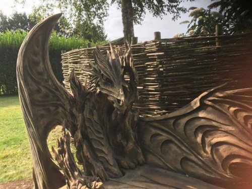 Драконья лавка, вырезанная из дерева с помощью бензопилы (6 фото)