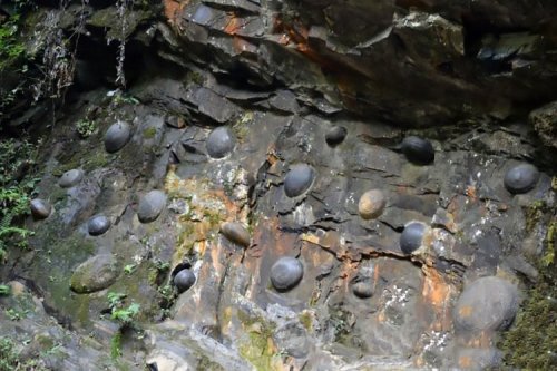 Загадочная китайская скала откладывает каменные яйца каждые 30 лет (6 фото + видео)