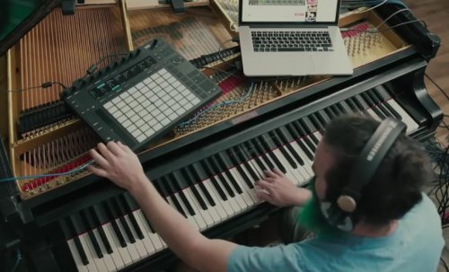 Израильский музыкант превратил фортепьяно в гитару, чтобы сыграть соло из песни Hotel California