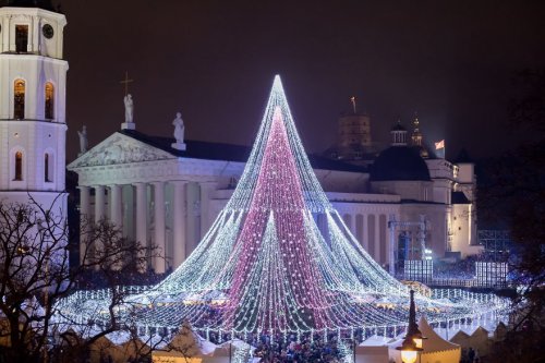Рождественская ёлка в Вильнюсе, украшенная 70 тысячами лампочек и 2700 игрушками (9 фото)