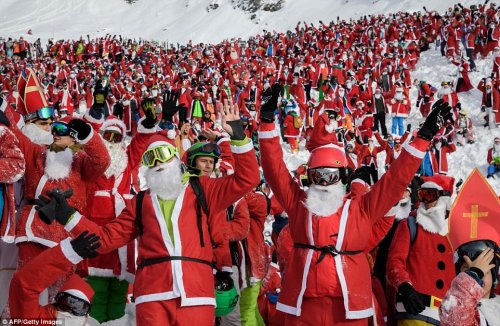 В Швейцарских Альпах состоялся массовый спуск Санта-Клаусов (10 фото)