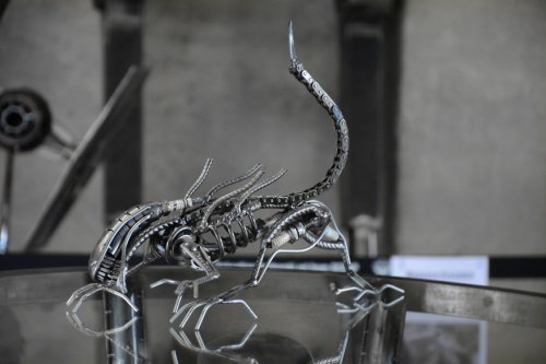 Потрясающие скульптуры из металлолома, вдохновлённые фантастическими фильмами (12 фото)