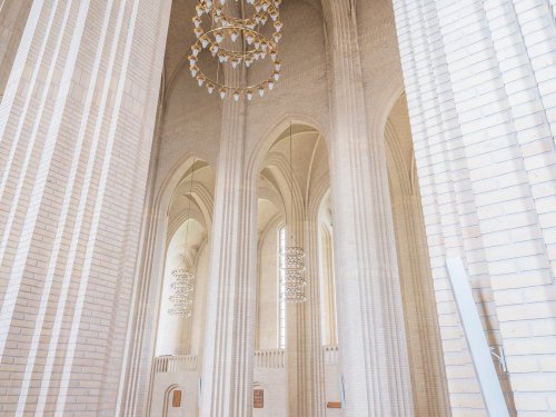 Захватывающий интерьер копенгагенской церкви Грундтвига (8 фото)
