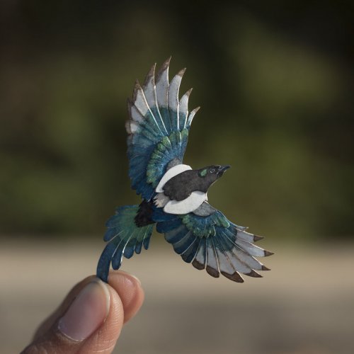 Индийские художники взялись создавать миниатюрных бумажных птиц каждый день в течение года (26 фото)