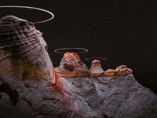 Впечатляющие снимки со световыми дорожками, созданными с помощью дронов, над горными вершинами (8 фото)