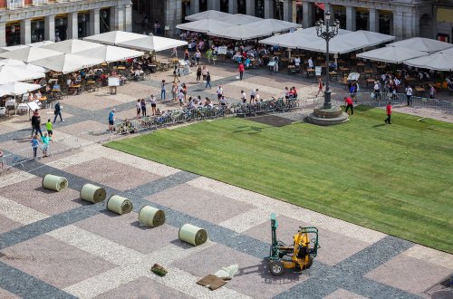Мадридская площадь на несколько дней превратилась в парк с газоном площадью более 3 тысяч кв. м (10 фото)