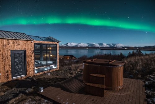 Домик в Исландии, из которого можно наблюдать северное сияние, не вылезая из постели (8 фото)