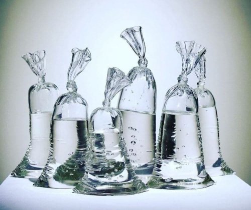 Эти полиэтиленовые мешки с водой — на самом деле искусно изготовленные стеклянные скульптуры (9 фото)