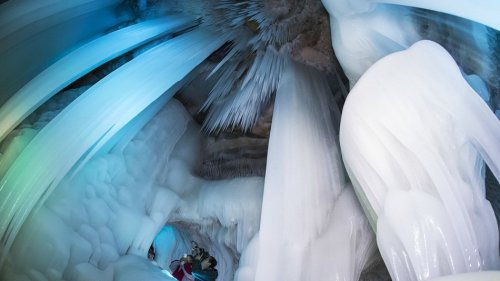 Ледяные пещеры, которые не тают даже летом  (10 фото)