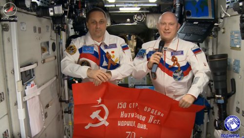 Российские космонавты с орбиты поздравляют с Днем Победы!