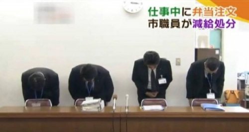 Японская государственная служба принесла публичные извинения за то, что ее сотрудник уходил на обеденный перерыв на три минуты раньше (фото + видео)