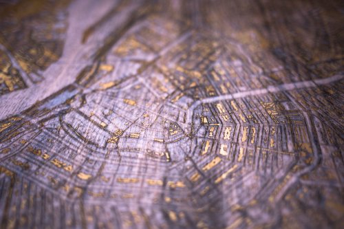 Деревянные кофейные столики со светящимися в темноте картами известных городов (9 фото)