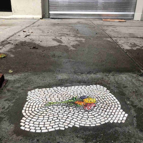 Уличный художник решает проблему с ямами на дорогах с помощью мозаики (9 фото)