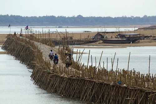 Бамбуковый мост Кампонг Чам, который каждый год строят и демонтируют (10 фото)