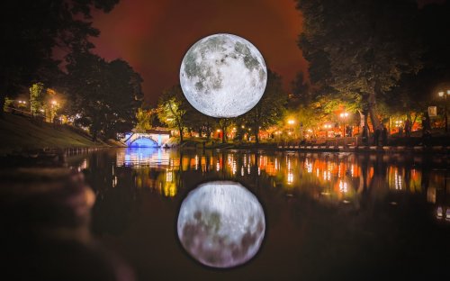 Музей Луны: 7-метровая копия Луны путешествует по миру (6 фото)
