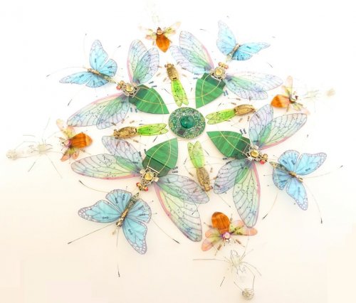 Художница создаёт из компьютерных комплектующих прекрасных насекомых и делает из них мандалы (11 фото)