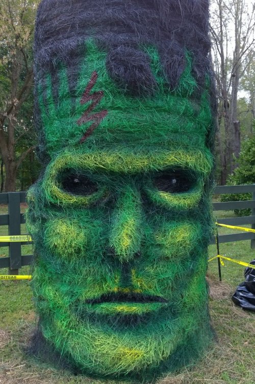 Художник превращает тюки прессованного сена в трёхмерные скульптуры на Хэллоуин (12 фото)
