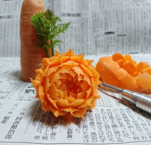 Японский фуд-художник превращает овощи и фрукты в изящные цветы и резные украшения (18 фото)