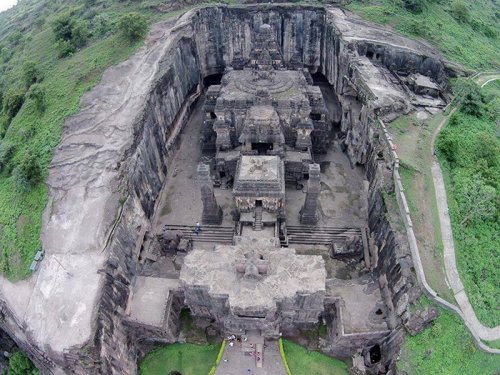 Этот храм, высеченный в скале 13 веков назад, можно смело считать 8-м чудом света (10 фото)