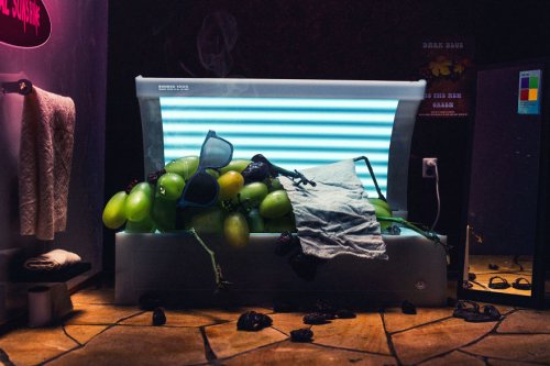 Изюм — в солярии, попкорн — на электрическом стуле: финский художник представил альтернативные способы производства продуктов (5 фото)