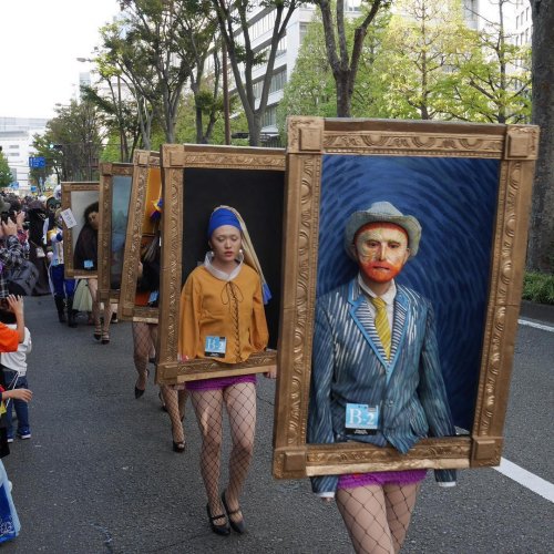 Во время ежегодного Хэллоуинского парада в Кавасаки по улице прошлись... знаменитые картины (4 фото + видео)