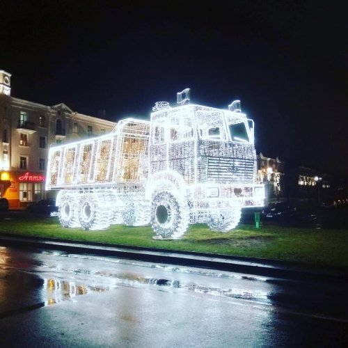 В Минске установили световую инсталляцию в виде МАЗа (6 фото)