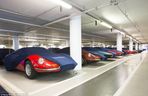 "Бэт-пещера" с суперкарами: секретная подземная автостоянка, на которой богачи держат свои дорогие автомобили (9 фото)