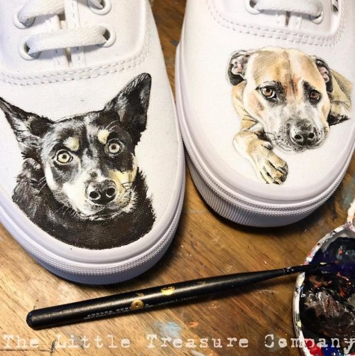 Художница рисует портреты домашних животных на обуви, и их реалистичность просто зашкаливает (7 фото)