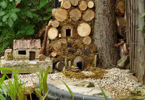 Британец обнаружил мышей, живущих у него в саду, и построил для них целую мини-деревню (20 фото)