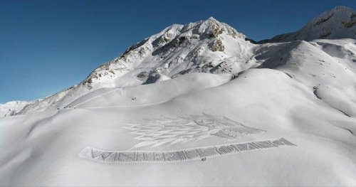 Огромный рисунок лютоволка на снегу, приуроченный к показу "Игры престолов" (4 фото + видео)