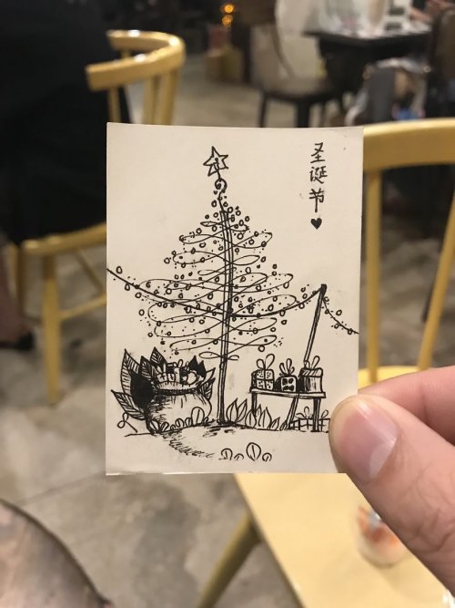 Отдыхая в любимой кофейне, вьетнамец начал рисовать рождественские ёлки. Получилась целая коллекция (24 фото)
