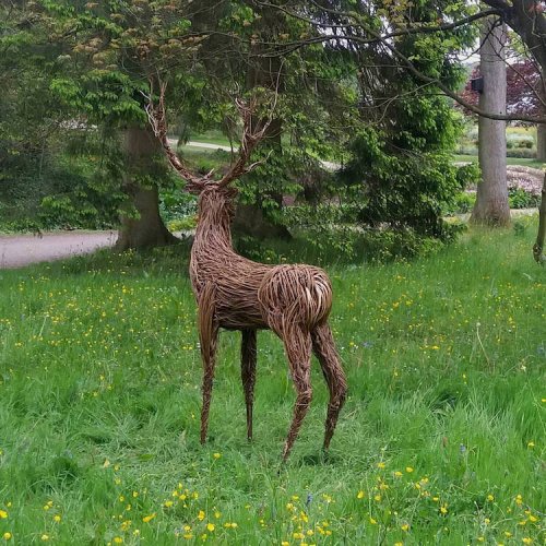 Скульптор из Великобритании украшает лес плетёными из прутьев скульптурами, созданными в натуральную величину (8 фото)
