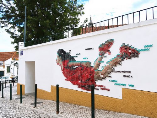 Художница "вышила крестиком" настенный рисунок в Лиссабоне (6 фото)