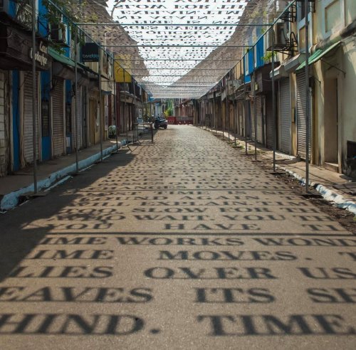 Солнечный свет отбрасывает тени в виде фраз о теории времени в уличной инсталляции индийского стрит-арт художника DAKU (6 фото)