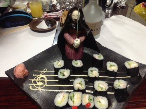Шеф-повар суши украшает блюда съедобными персонажами любимого фильма "Звёздные войны" (12 фото)