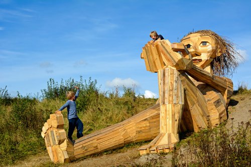 Датский художник создаёт деревянных гигантов и прячет в местах, которые можно найти по карте сокровищ (21 фото)