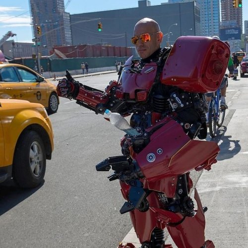 Вдохновлённый "Трансформерами", художник превращается в роботов, созданных им из мусора (21 фото)