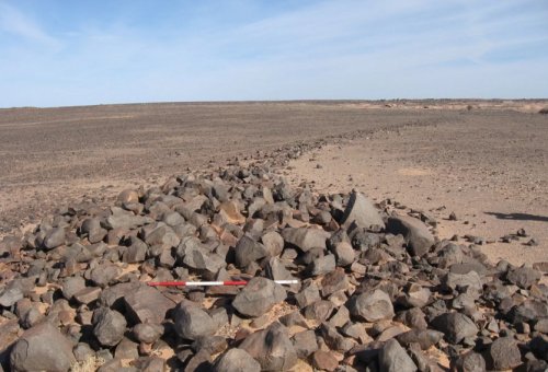 Загадочные каменные сооружения посреди Сахары (7 фото)