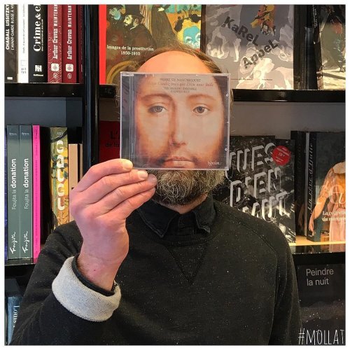 Нескучные работники книжного магазина забавно фотографируют посетителей с обложками книг (23 фото)