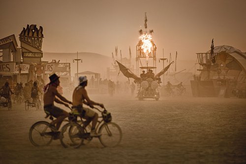 38 пыльных фотографий, запечатлевших атмосферу фестивалей Burning Man на трёх разных континентах