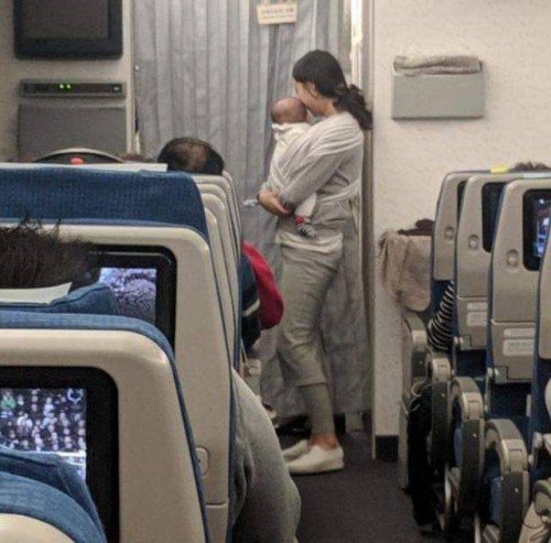 На борту летел грудничок, но пассажиры не испытывали дискомфорта. Потому что его мама заранее проявила к ним внимание (5 фото)