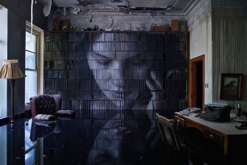 Уличный художник превратил заброшенный особняк в арт-инсталляцию (10 фото)