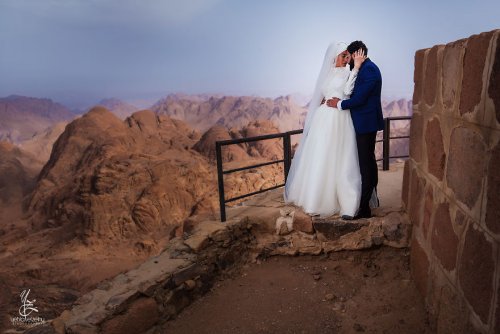 Жених и невеста поднялись в горы на 2200 метров, чтобы сделать потрясающую фотосессию (8 фото)